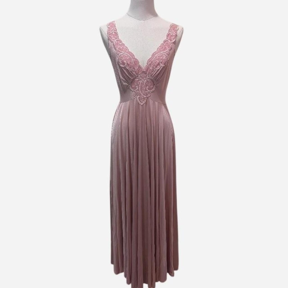 RARE Vintage Olga Lace Applique Nightgown (Medium) ‼️Open to Offers